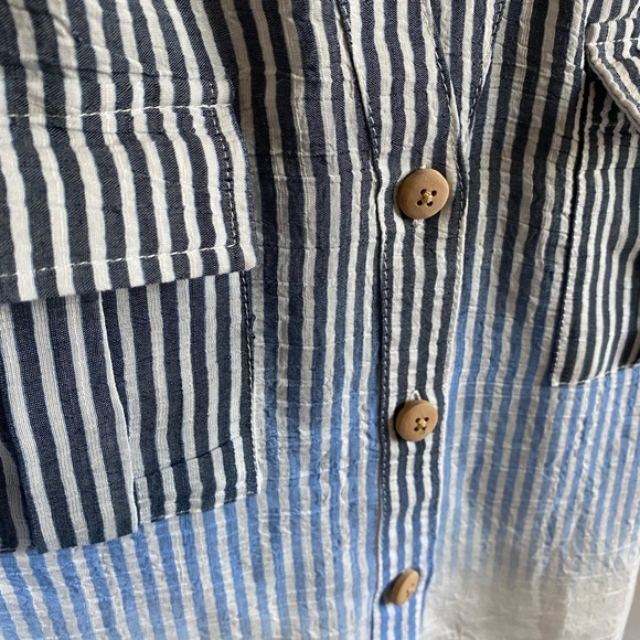 Flowy and beautiful shirt. Dinner party vibes or even keeping it casual. - Picture 2 of 4